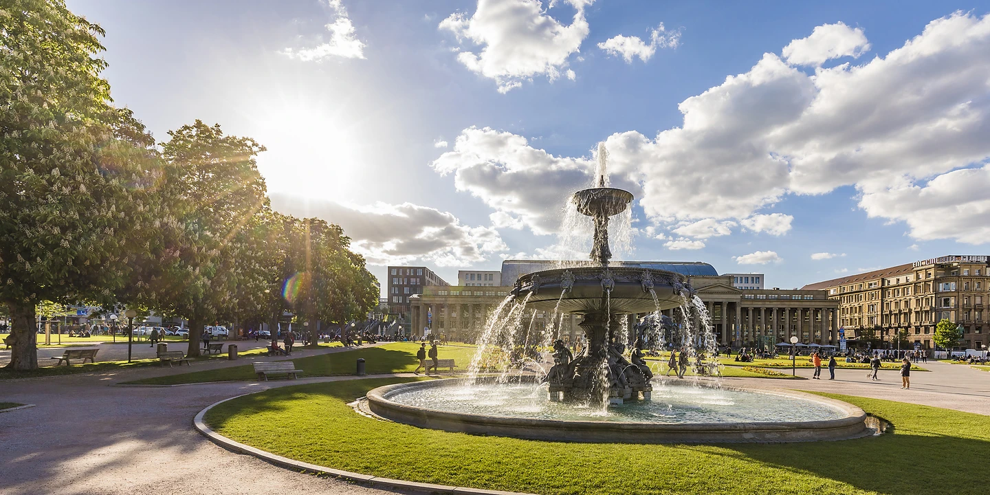 Schlossplatz mit Springbrunnen vor dem Königsbau, Stuttgart, Deutschland.